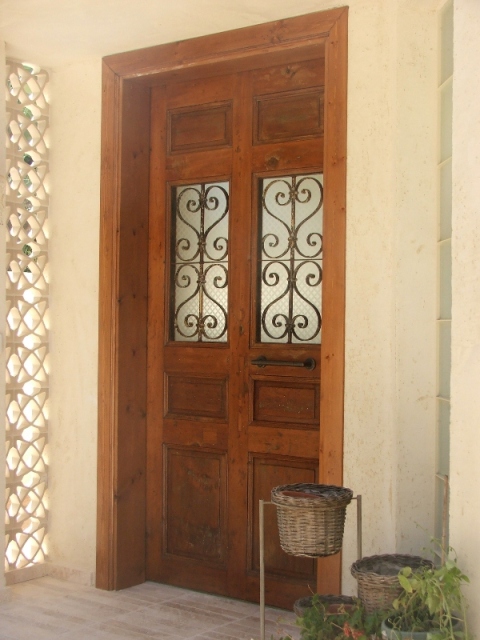 דלת כניסה עתיקה מעץ מלא