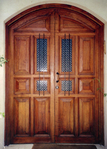 דלת מעוצבת עם קשת