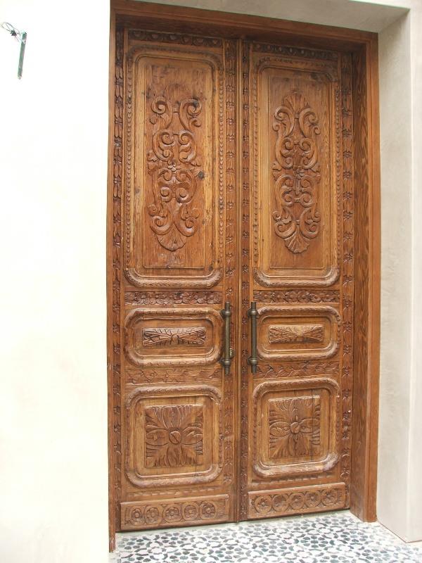 דלת עתיקה מעץ מלא עם גילופים