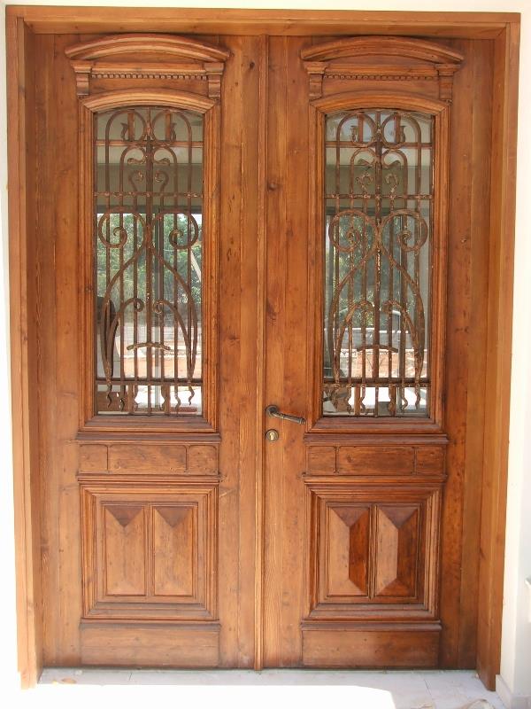 דלת עתיקה בסגנון כפרי
