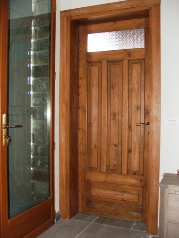 דלת פנים עתיקה מעץ מלא בסגנון כפרי