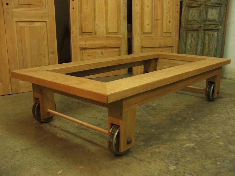 שולחן סלון על גלגלים מעוצב