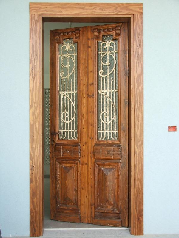 דלת כניסה בסגנון הוינטג'