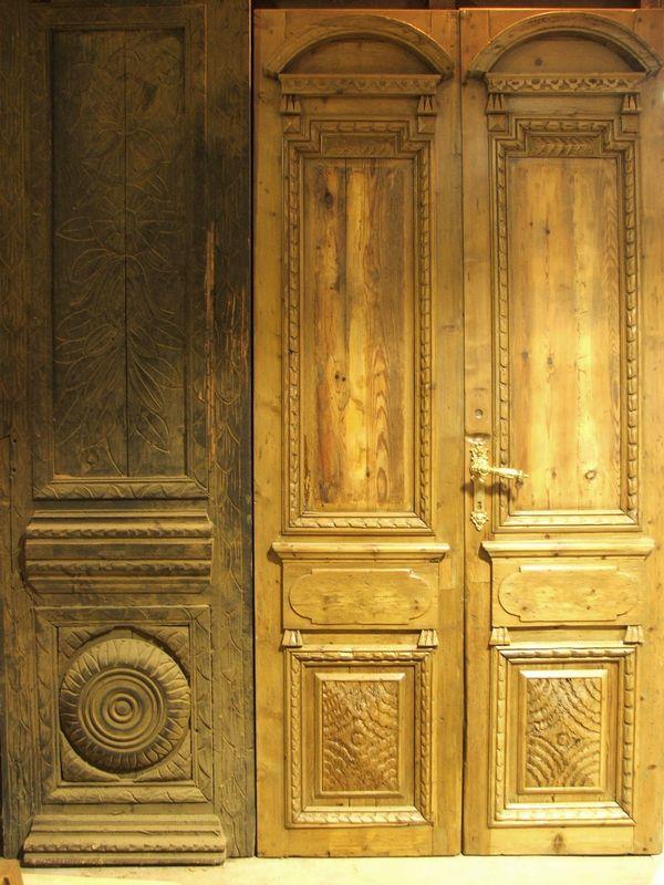 דלת כניסה עתיקה עם גילופי עץ