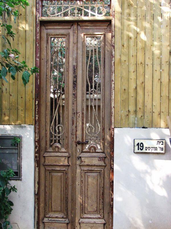 דלת כניסה עתיקה כשער