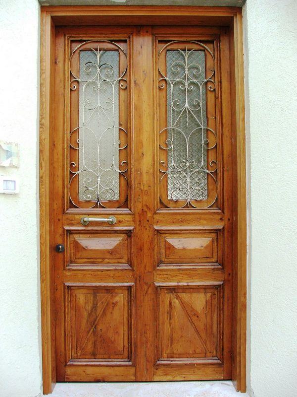 דלת כניסה עתיקה, בסגנון הרדקור