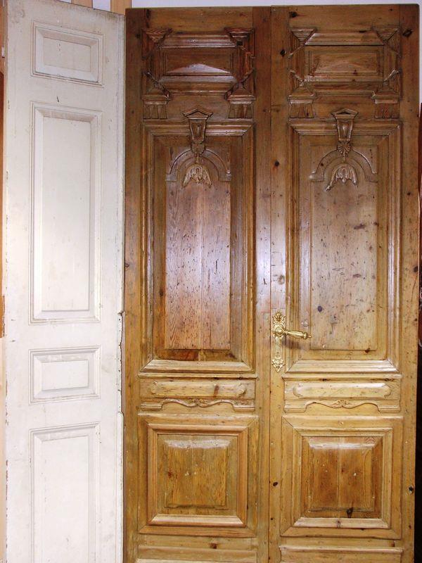 דלת כניסה עתיקה ייחודית עם פיתוחי עץ
