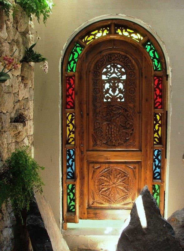 דלת עתיקה ערבית מפרוק עם קשת וויטרז'ים