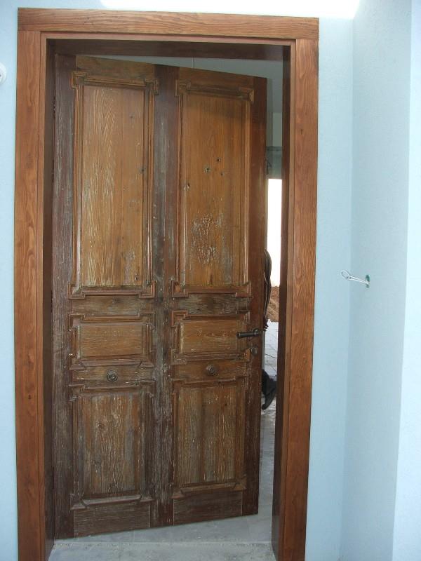 דלת כניסה ישנה ירושלמית בסגנון פרובנס