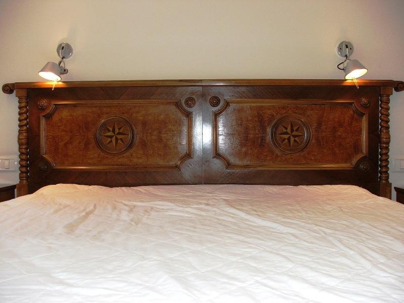 גב מיטה מדלתות ארון אוסטרי מ- 1900