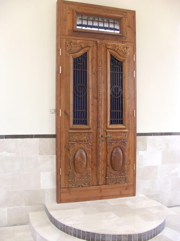 דלת עתיקה כארון קודש לבית כנסת
